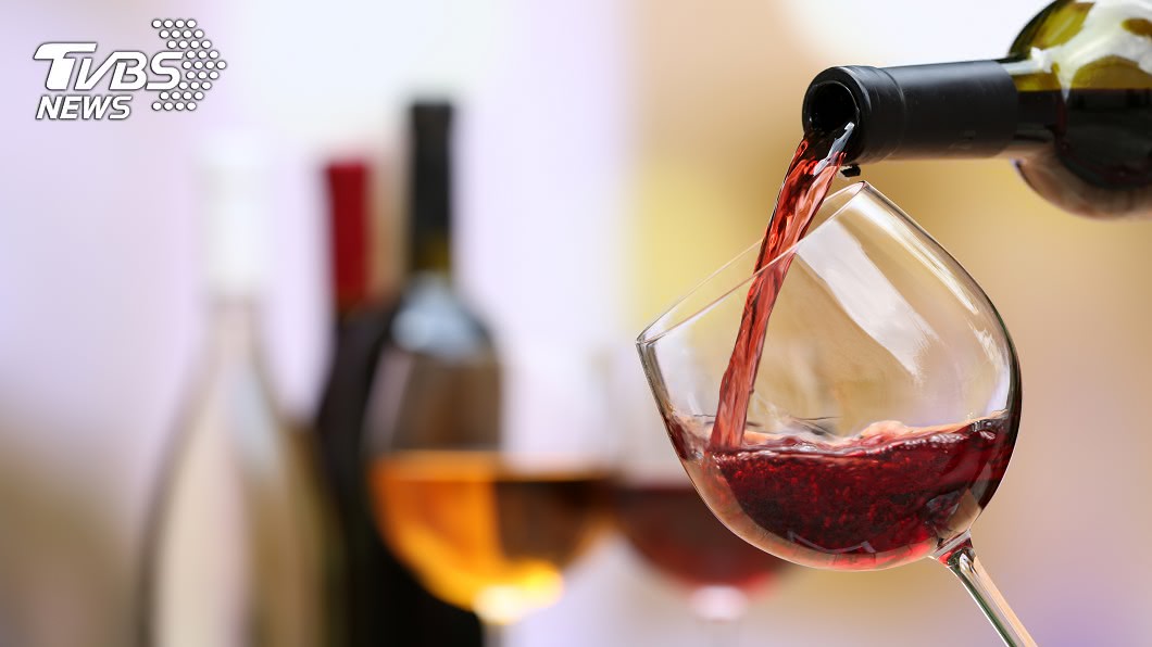 美研究發現，喝酒比運動更能降低死亡風險。示意圖／TVBS