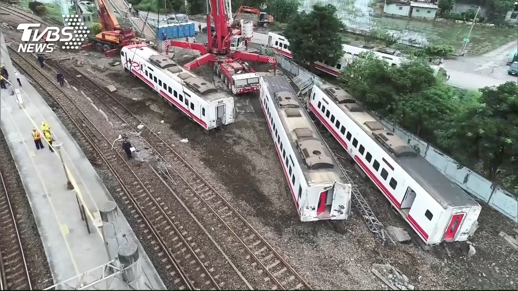 台鐵普悠瑪6432次列車去年10月21日發生翻車慘劇。(圖／TVBS)