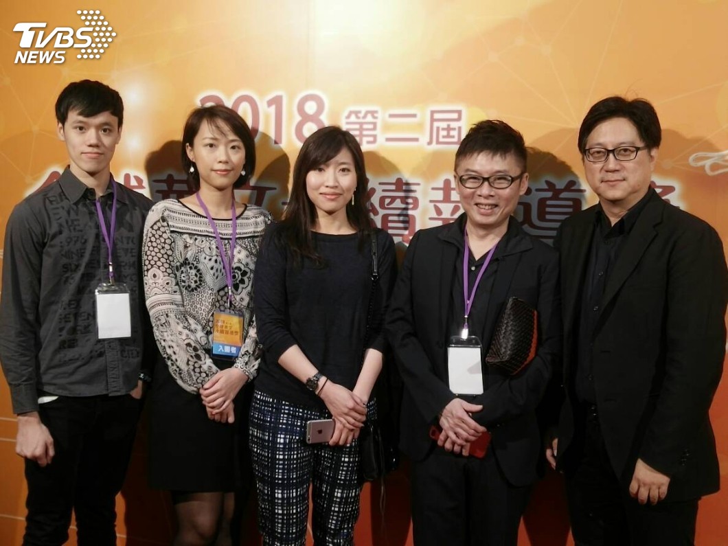 (右起)TVBS新聞部副總監楊樺、宏達電虛擬實境內容中心副總經理劉思銘、TVBS國際組記者朱芳儀、宏達電虛擬實境內容中心產品經理楊乃甄、宏達電VR互動工程師黃冠中