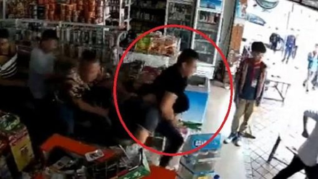 一行人直接把雜貨店老闆拉出店外圍毆一頓。(圖/翻攝自微博)