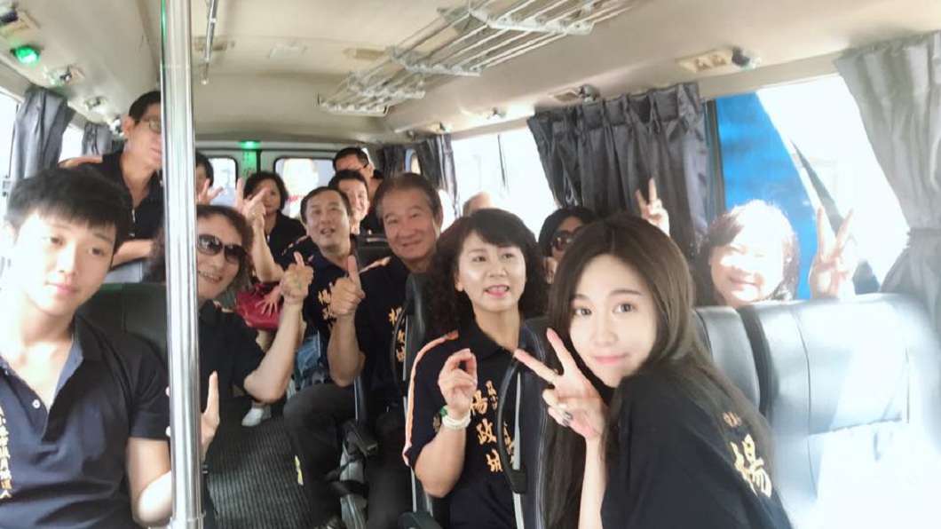 楊政城和家人及親朋好友出遊。(圖/翻攝自楊政城 前鎮小港新政治臉書粉絲團)