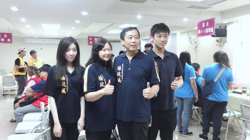 楊政城日前一家四口到高雄市選委會抽籤登記。(圖/翻攝自楊政城 前鎮小港新政治臉書粉絲團)