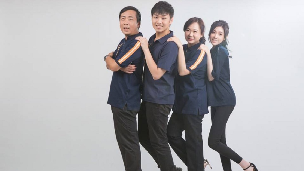一家四口拍攝宣傳照,表現出好感情。(圖/翻攝自楊政城 前鎮小港新政治臉書粉絲團)