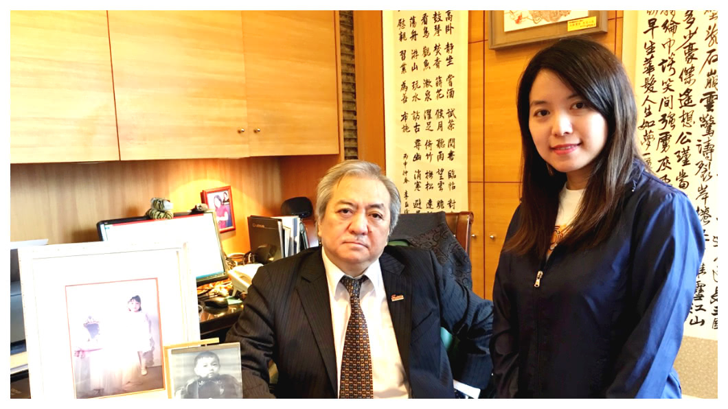 不在殘疾中自怨自艾,孫正大感謝上帝賜給他寶貝女兒孫婕(右一),他願意把從小缺乏愛和資源的人生,加倍培育女兒,讓她終成大器! 圖/TVBS