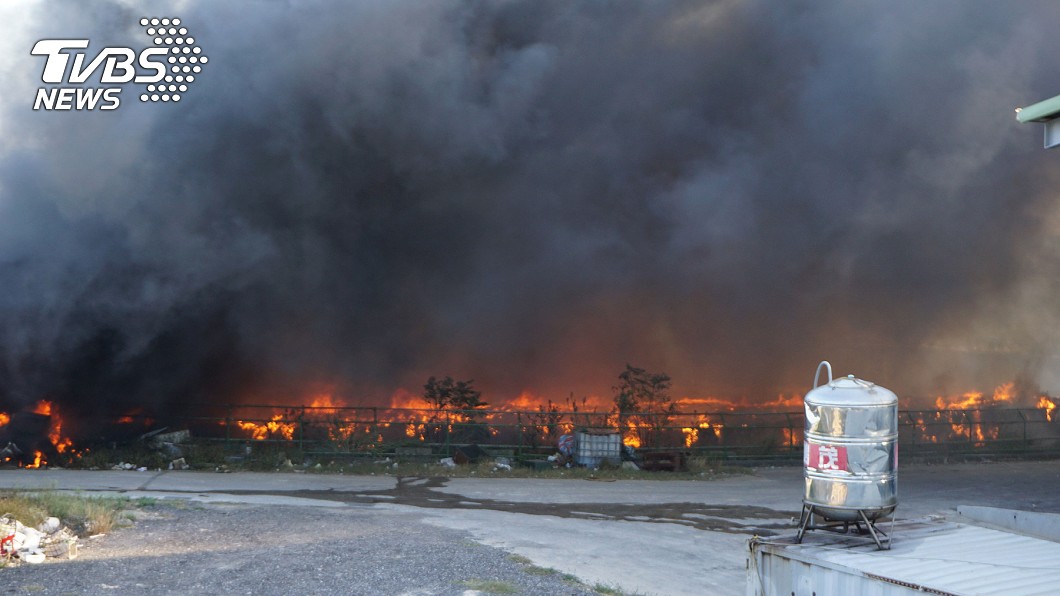 金門縣金湖鎮新塘垃圾場29日發生大火，30公里外都清晰可見。圖／中央社