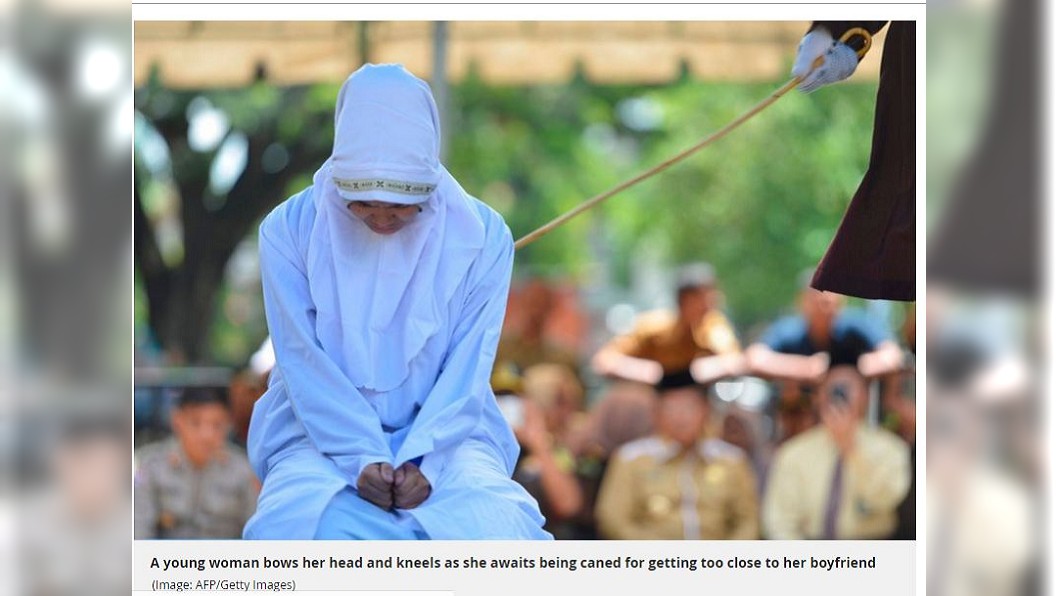 印尼亞齊市一名女子和男友公開場合太過親密，遭人檢舉處以公開鞭刑。(圖／翻攝自鏡報)