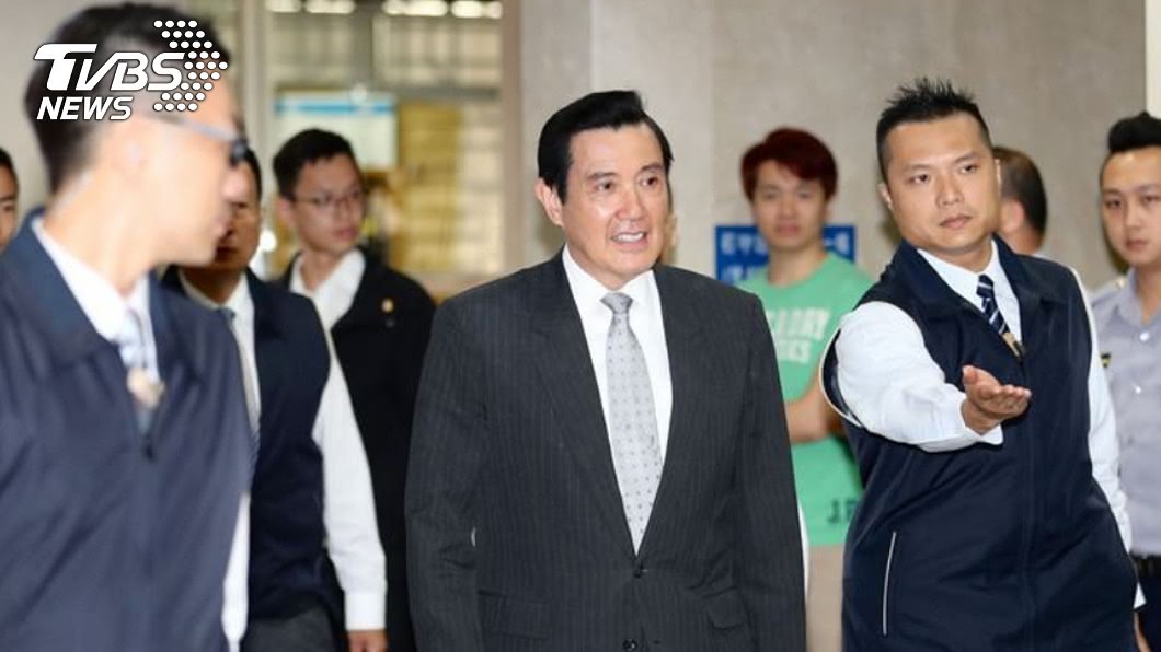 今年7月台北地檢署正式偵結三中(中視、中廣、中影)案,以觸犯《證券交易法》的特別背信、非常規交易等重罪,起訴前總統馬英九(圖左三)。這樁13年前的舊案,之前特偵組曾調查該案整整8年,最後仍以查無不法簽結。北檢則在民進黨上台後重翻舊案,並在大選前起訴馬英九等6位被告,今天10月31日首次開庭,馬英九拿出1406字講稿強調「我沒有犯罪」。 圖/中央社