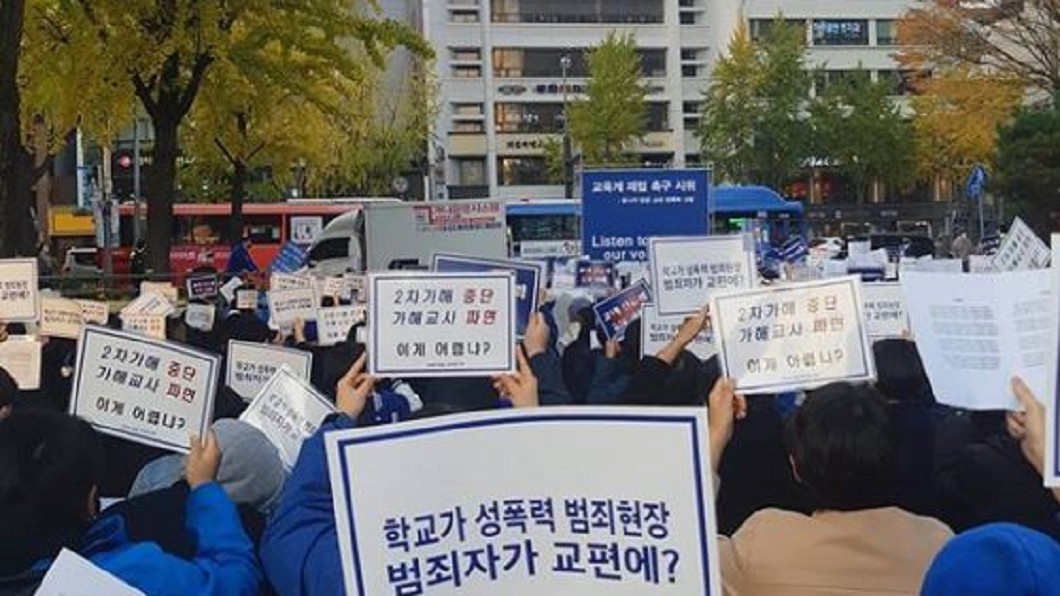 南韓女學生上街抗議，拒絕校園性暴力。圖／翻攝自9reen8ark Instagram