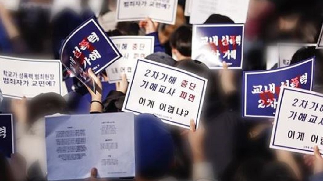這起抗議活動,不少女學生在台上揭露自己遭遇過的性暴力事件。圖/翻攝自heavytalker weekly Instagram