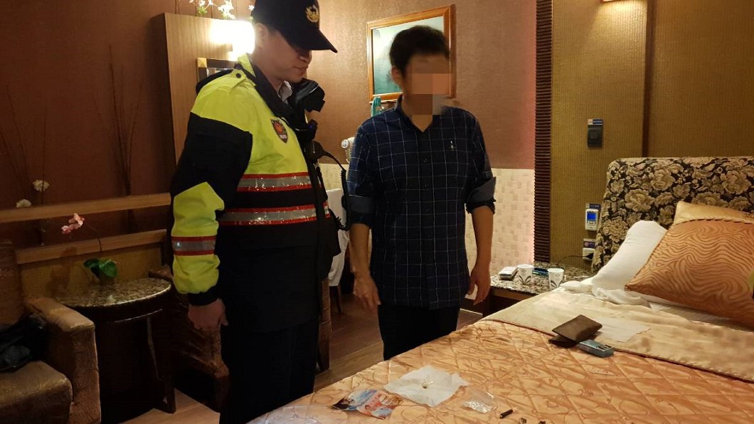 警方在曾男住處發現1包安非他命,隨後將鄭、曾兩人移送偵辦。圖/基隆市警察局第四分局 提供