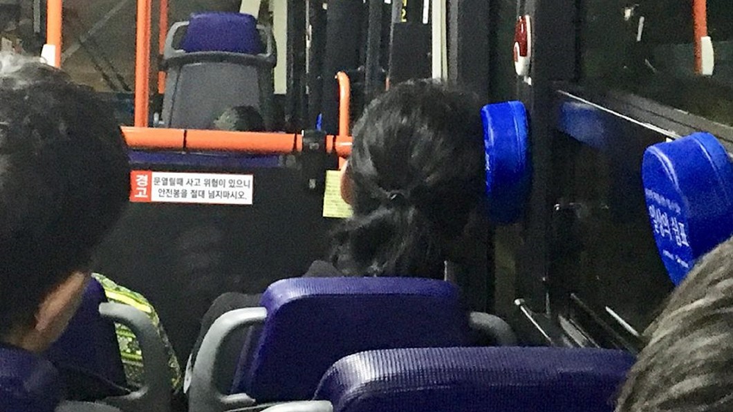 南韓公車上出現靠枕，讓乘客可以頭靠在上面休息。圖／翻攝自일상의쉼표臉書