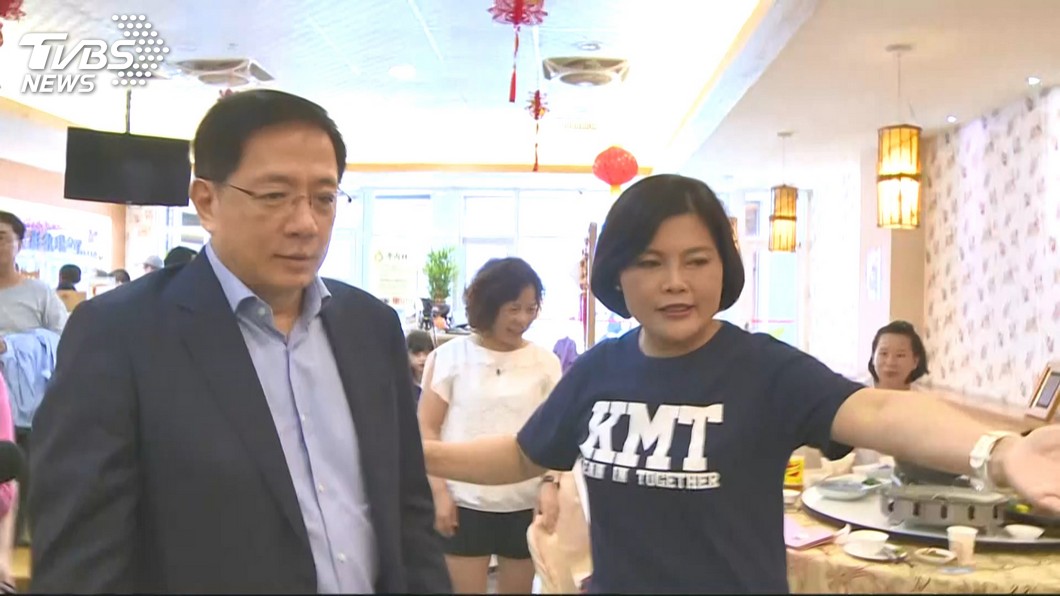 管中閔受邀員林縣議會演講,張麗善前來接待。圖/TVBS