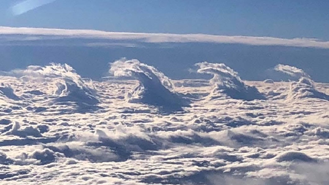 飛行員麥考利經過密蘇里州南部時，意外捕捉到雲的海浪。圖／翻攝自NWS AWC推特