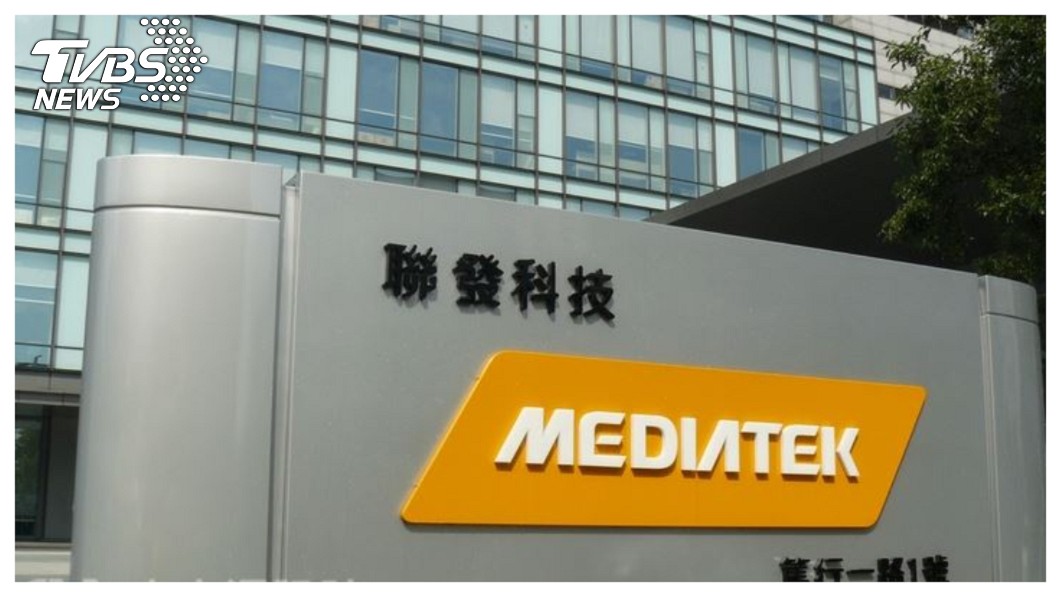 2009年當聯發科還沈溺在白牌手機創下每股盈餘34元的歷史新高,萬萬沒料到,功能型手機時代卻如自由落體高空墜落;相反地,智慧型手機iPhone和hTC「阿福機」甫問市即一炮而紅,全球成長如坐噴射機,殺得聯發科完全措手不及!圖為聯發科位於新竹科學園區總部。 圖/中央社