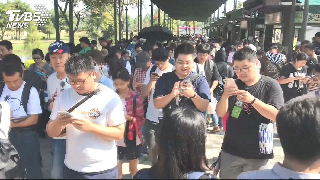 除了許多台灣民眾外,也有不少國外觀光客來台南抓稀有寶物。(圖/TVBS)