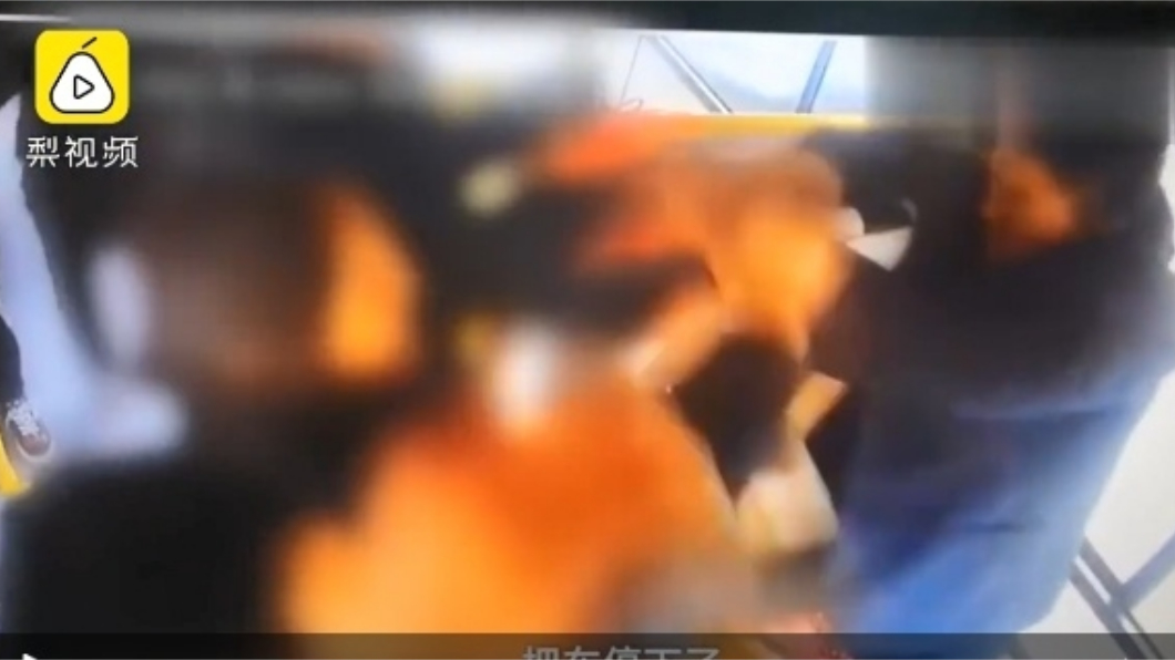 司機希望乘客由後門下車,而慘遭毆打。圖/翻攝自梨視頻