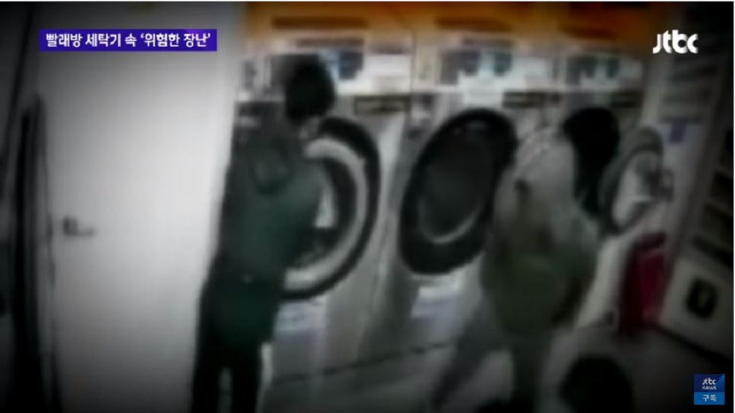 日前南韓一群女學生輪流鑽進洗衣機滾筒內，其中1人受困其中。(圖／翻攝自YouTube)