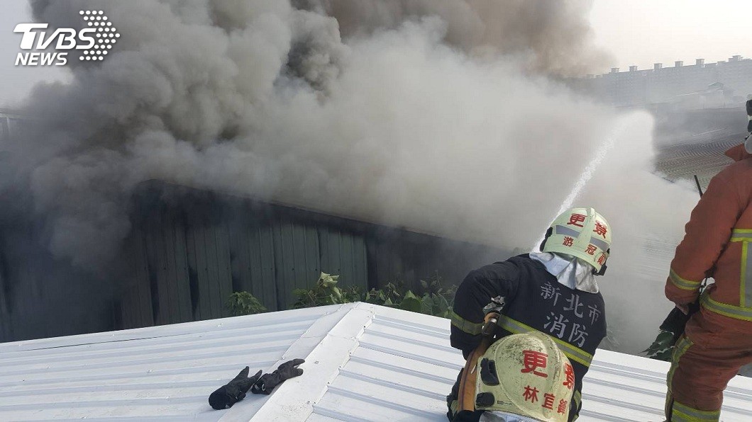 新北泰山一間醫療工廠清晨發生大火，目前消防隊正全力滅火中。(圖／TVBS)