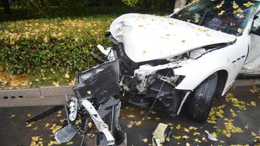 事後調查男子因為想在路上炫富一番,結果加速不慎失控撞上路邊行道樹。(圖/翻攝自現代快報)