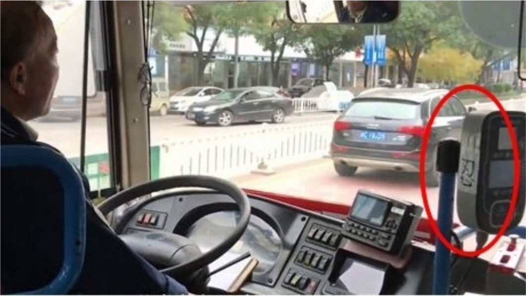 公車司機怕自己遇上無理取鬧的乘客時會生氣,於是在駕駛座旁貼上一個「忍」字,提醒自己要心平氣和。圖/翻攝自梨視頻