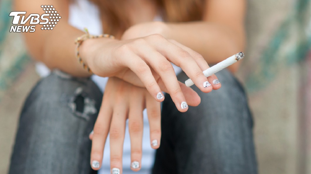 女網友對於「該不該和伴侶坦承會吸菸」感到煩惱。示意圖／TVBS