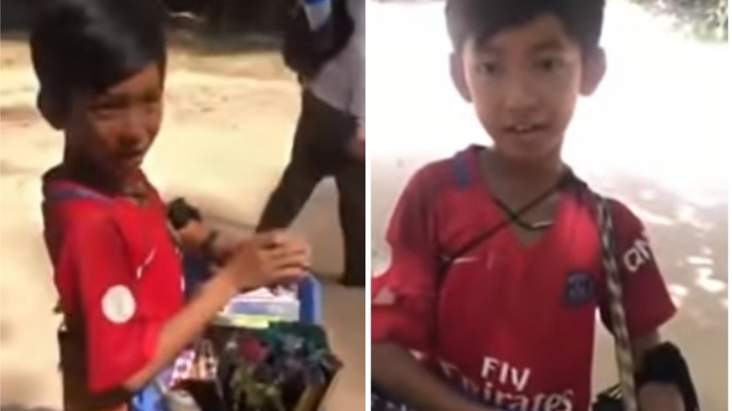 柬埔寨吳哥窟一名小男孩會使用15種語言販賣紀念品。圖／TVBS
