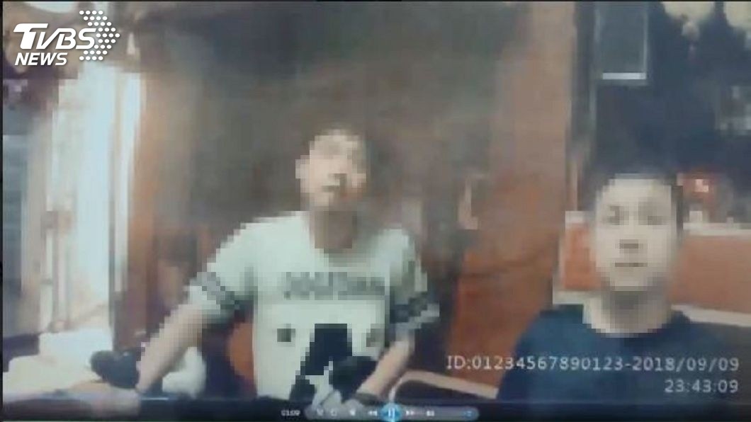 遭開罰的林姓男子(白色上衣者)認為警方這樣開罰不合理,決定申訴。(圖/TVBS)