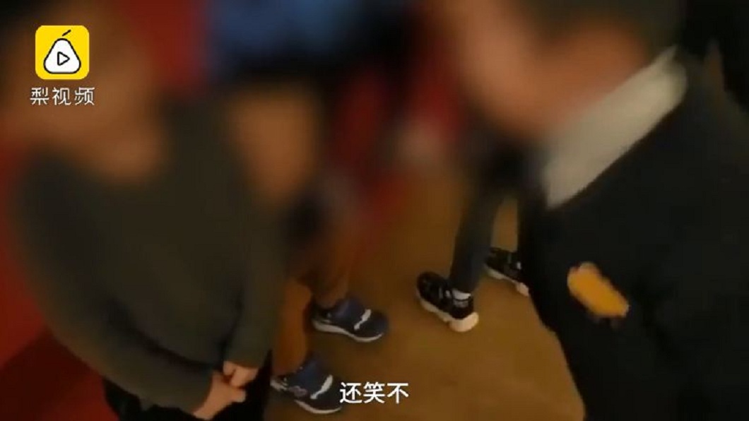 小朋友被迫霸凌同學,過程中很不好受。(圖/翻攝自梨視頻)