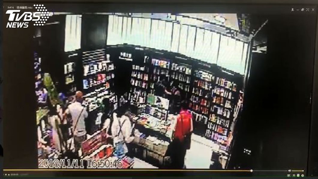 其他民眾也幫忙壓制偷拍男子。(圖/TVBS)