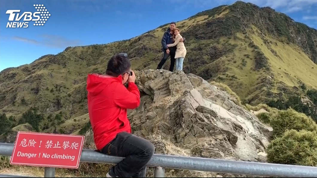 武嶺拍照 違規 熱點 拍美照無視警告 打卡 取景 合歡山 危險 違法 Tvbs新聞網