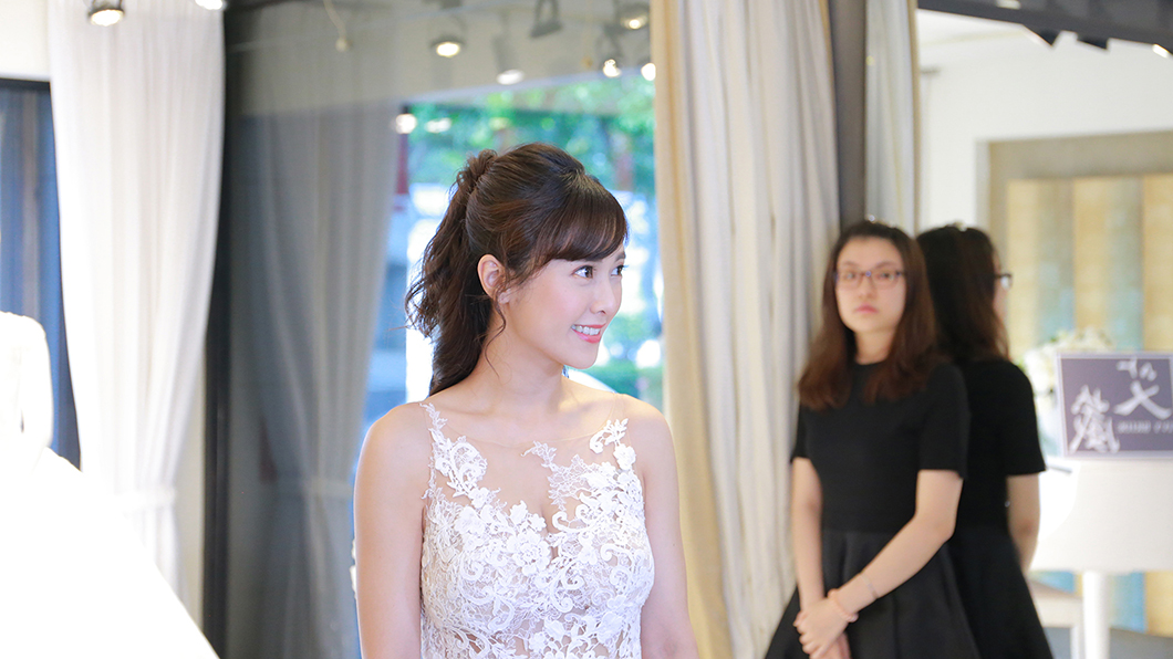 大元試婚紗露出幸福笑容。圖/TVBS