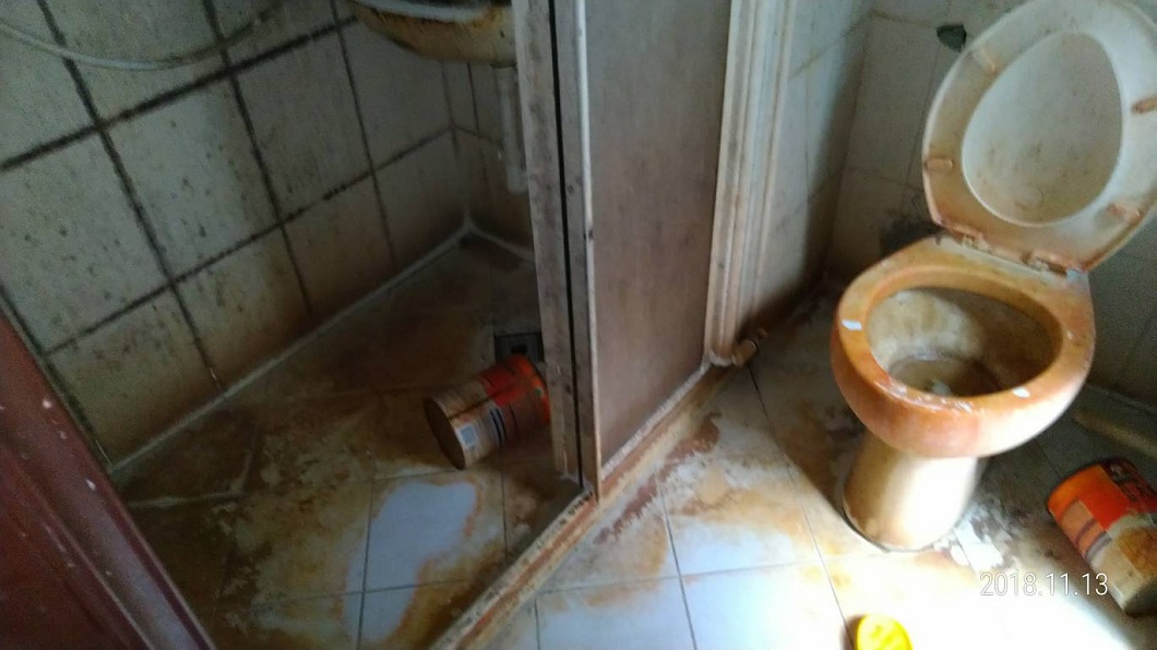 廁所內不但地板和馬桶全都是黃黃的汙垢,還留有一堆垃圾。(圖/翻攝自爆料公社)