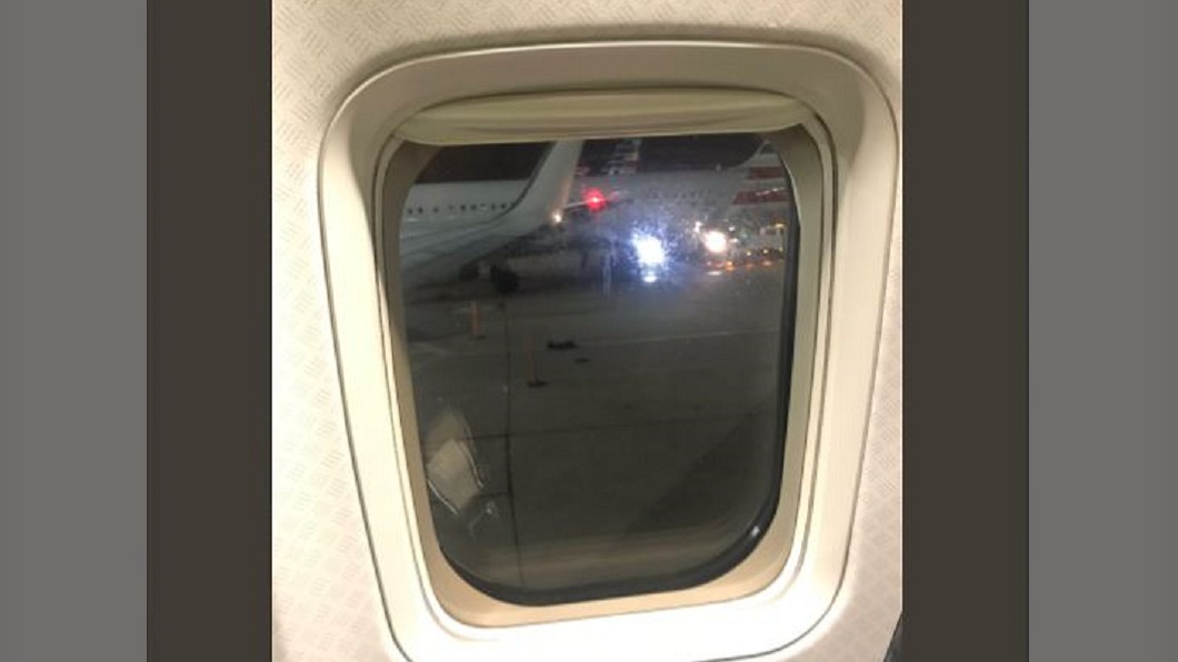 男子搭機時向空服員要求換到靠窗的位置。圖／@kooo_TmS_suke，Twitter　 「看不到風景！」男子要求靠窗位　機智空服員神解決