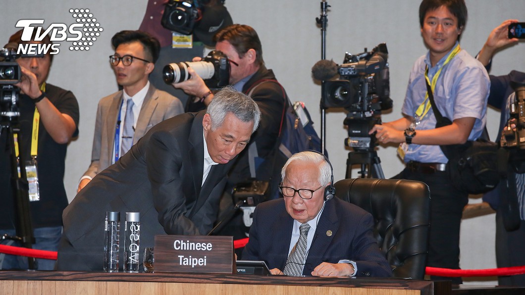 亞太經合會(APEC)領袖閉門會議18日舉行，李顯龍(左)協助張忠謀(右)操作現場設備。圖／中央社