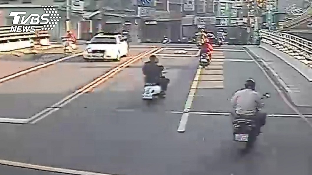 黃姓少年與林姓友人毆打錢姓少年後,騎車揚長而去。圖/TVBS