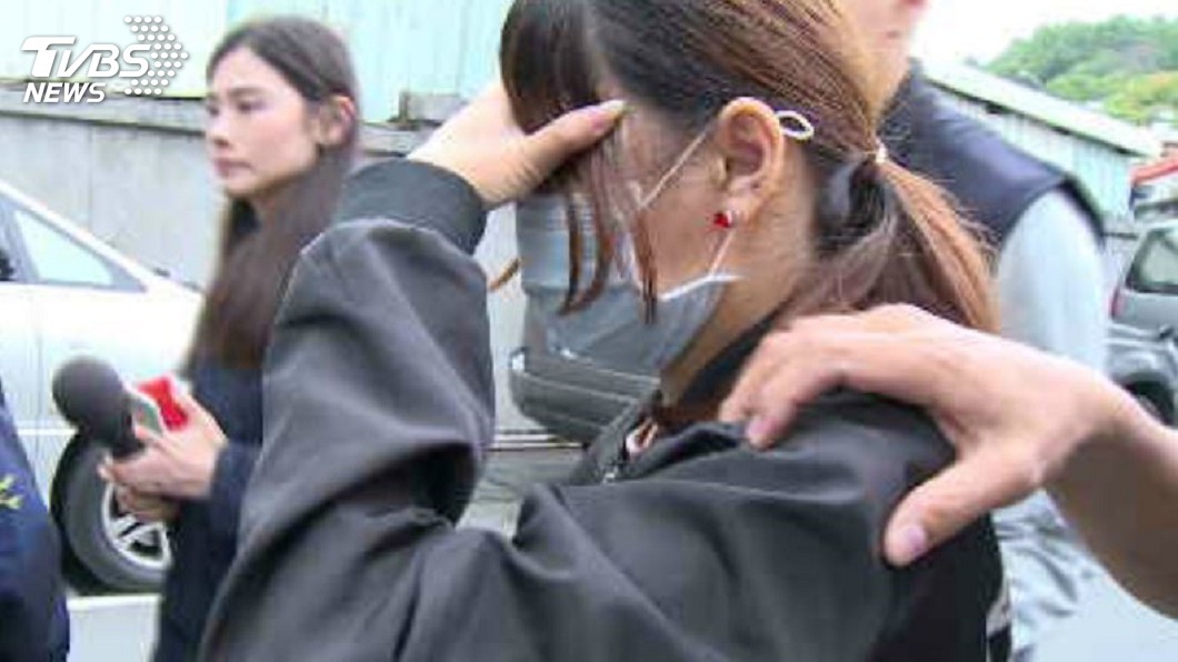 男童的林姓生母出席兒子告別式時,遭氣憤民眾上前毆打。(圖/TVBS)