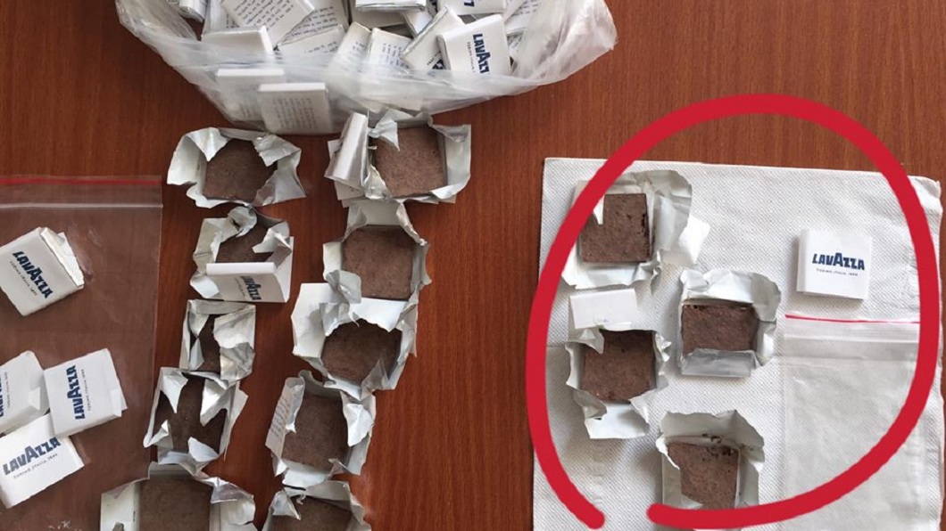 女網友分享自己到大賣場買知名巧克力時，發現竟然有白蟲蠕動。(圖／翻攝自爆料公社)