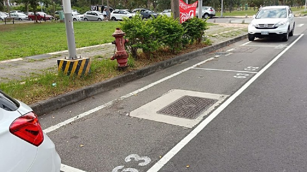 竹北市一處路邊停車格有2個空位，但車主看了卻不敢停。(圖／翻攝自新竹爆料公社)