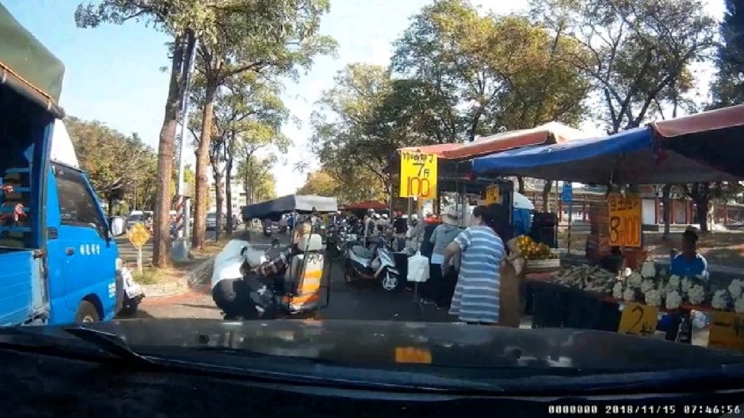 三寶伯開電動車失控，老翁卡車頭慘遭拖行5277||小老婆汽機車資訊網