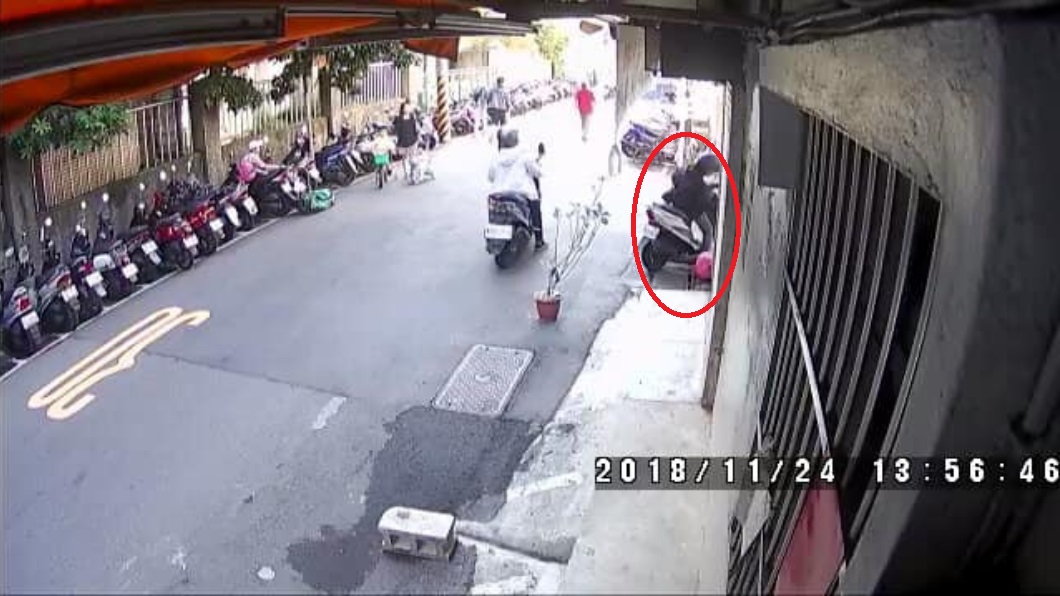 台北市1名無良騎士亂丟垃圾在別人家牆角。圖／翻攝自臉書社團「爆料公社」