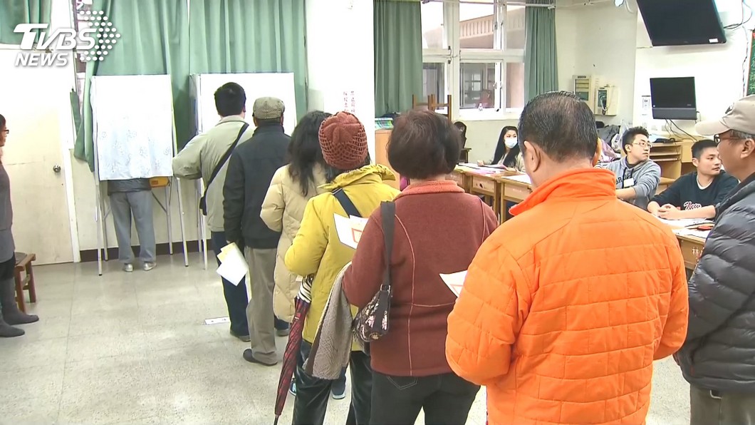 24日九合一大選，不少投開票所出現大排長龍的景象，選務人員也忙到很晚才下班。(圖／TVBS)