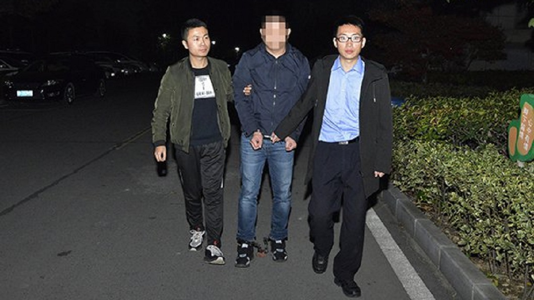 這名人夫的兒子因為也幫助父親殺了母親的前男友,事後也被逮捕。(圖/翻攝自陸網)