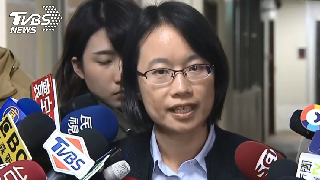 北農總經理吳音寧對於外界詢問她要不要下台，她說交由董事會決定。(圖／TVBS)