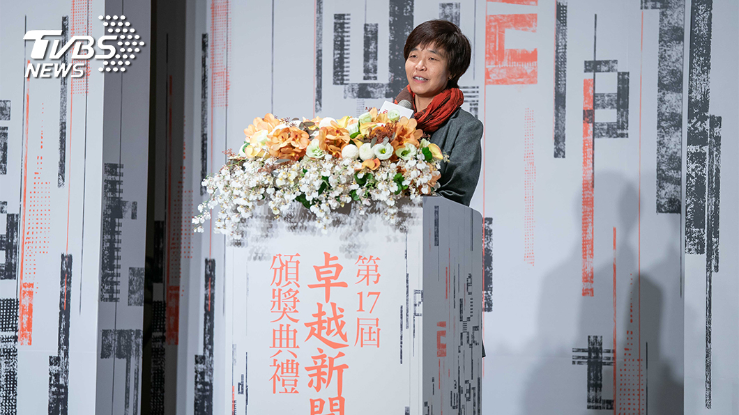 TVBS新聞部執行副總監王結玲發表得獎感言。