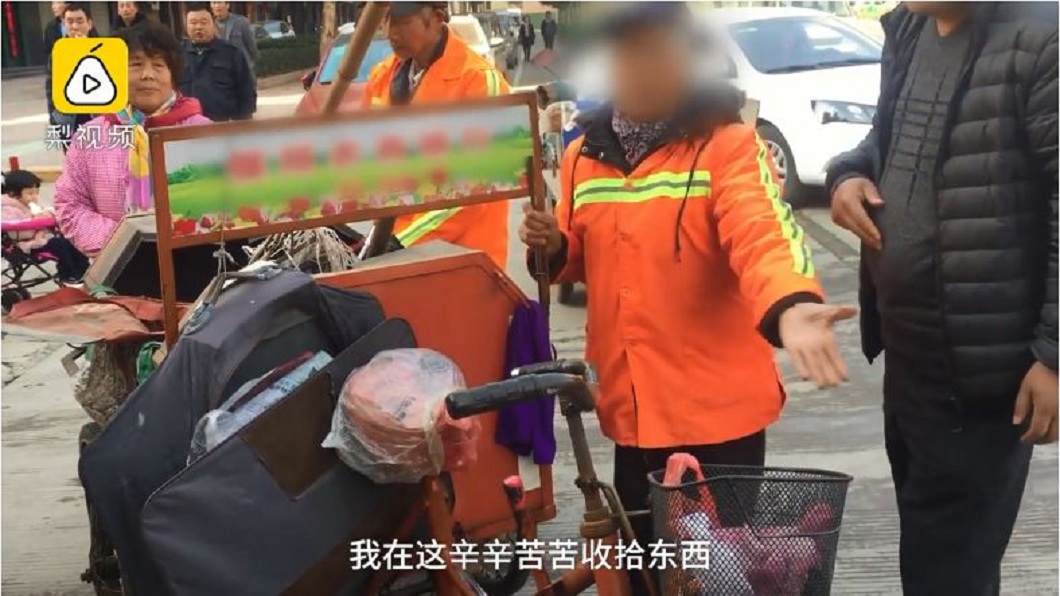 看到這群大媽的行為,一旁的清潔工也忍不住抱怨。(圖/翻攝自梨視頻)