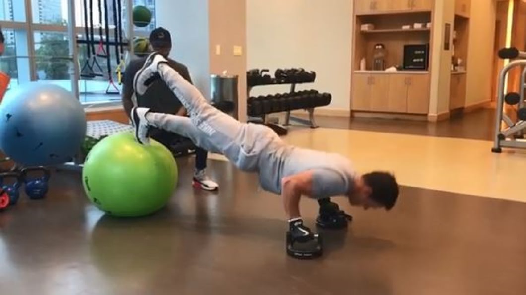 馬克華柏格每天維持2:30起床,上2次健身房。圖/翻攝自IG@markwahlberg