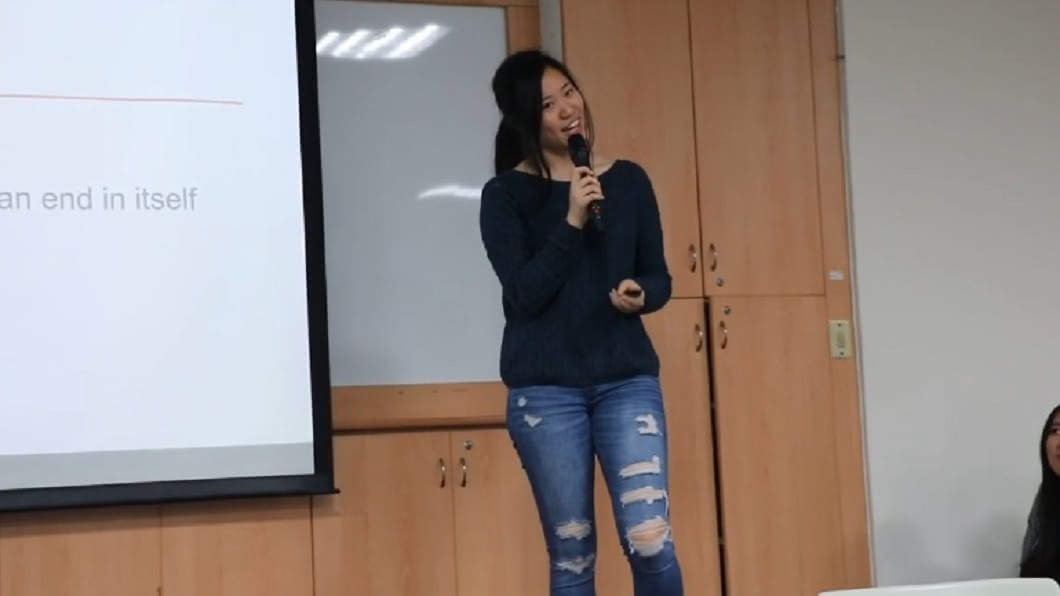 韓青從高中畢業後,返校跟學弟妹分享國外求學經驗。圖/翻攝自李若松YouTube