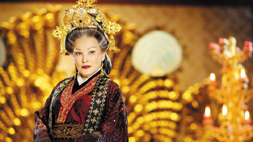 陳莎莉在不少古裝劇演出皇后、太后的角色,因此有了太后專業戶的封號。(圖/翻攝自微博)