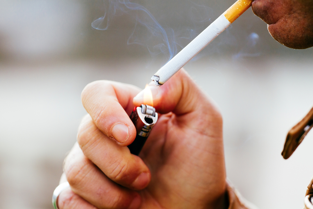 醫師表示，抽菸、喝酒、吃檳榔都可能導致罹患食道癌。示意圖／TVBS