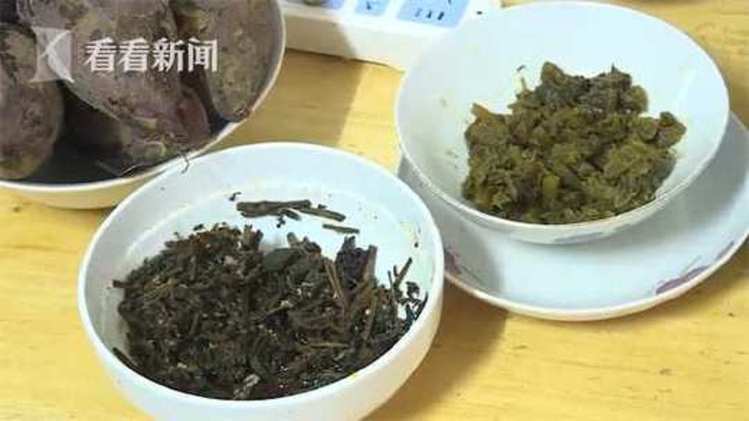 老婦人現在三餐只能吃稀飯配著醬菜過日子。(圖/翻攝自看看新聞)